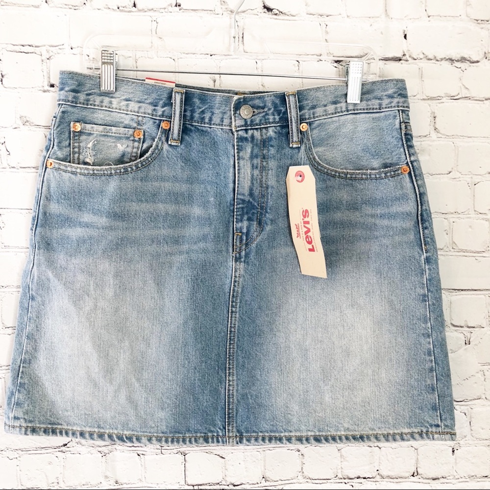 NWT Levi’s Light Wash Distressed Denim Skirt